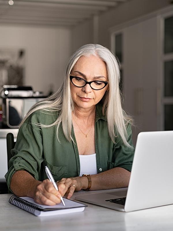 A female patient in a virtual treatment program