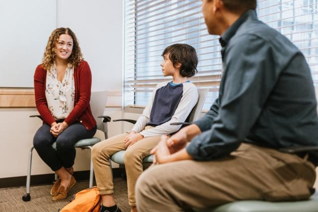 child meeting with family during inpatient eating disorder treatment